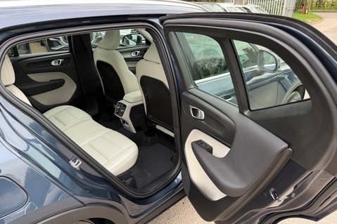 Volvo XC40 B4 INSCRIPTION MHEV 33