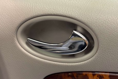 Mercedes-Benz CLK 3.2 CLK320 Elegance Coupe 2dr Petrol Automatic (250 g/km, 215 bhp) 16