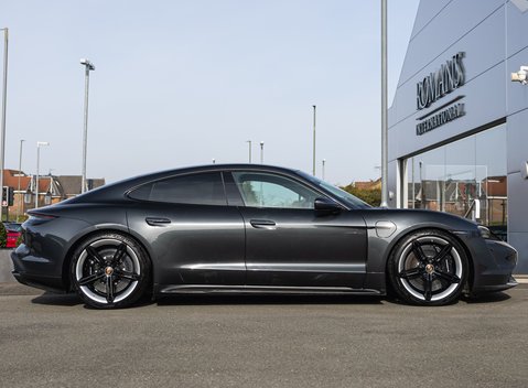 Porsche Taycan TURBO S 3
