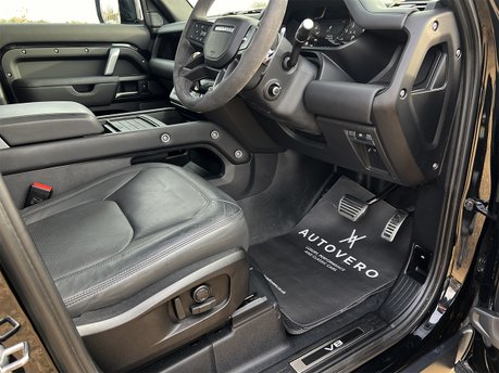 Land Rover Defender V8 37