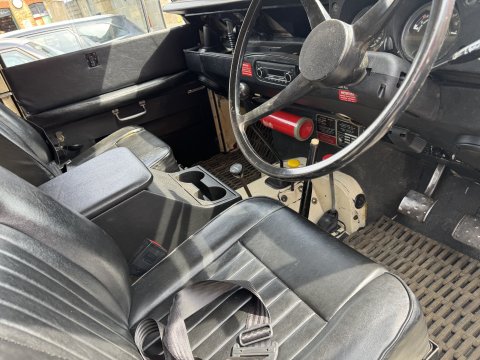 Land Rover 88 Series III SUV 28
