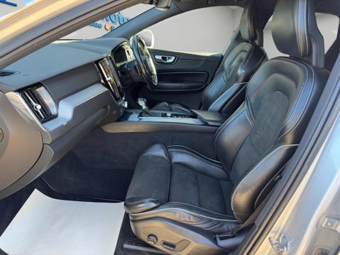 Volvo XC60 2.0 D5 PowerPulse R-Design Auto AWD Euro 6 (s/s) 5dr 43