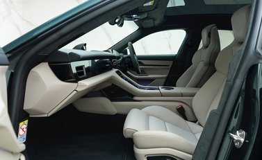 Porsche Taycan GTS Sport Turismo 14