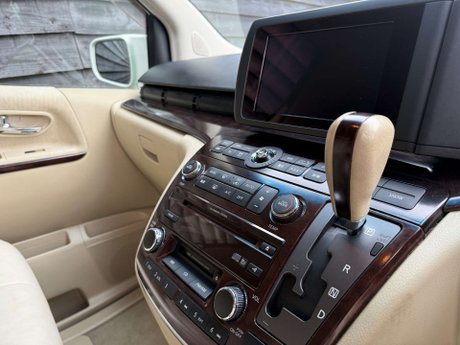 Nissan Elgrand AUTECH 22