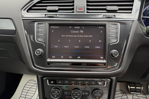 Volkswagen Tiguan R LINE TDI BMT 4MOTION DSG - PAN ROOF - APPLE CAR PLAY -ADAPTIVE CRUISE 45
