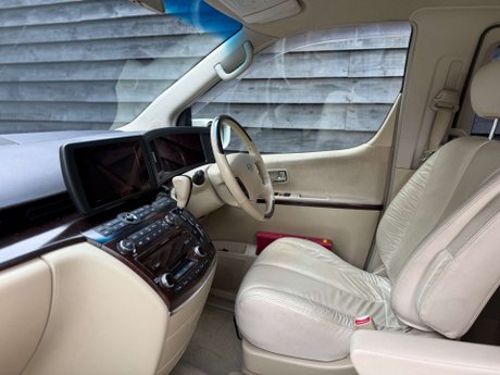Nissan Elgrand AUTECH 33