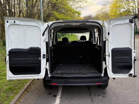 Vauxhall Combo 1.5 Turbo D 2300 Dynamic Crew Van L2 Euro 6 4dr 10
