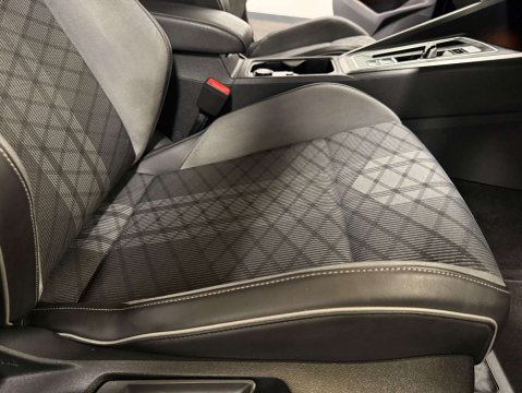 Volkswagen Golf 1.5 Golf R-Line eTSI Semi-Auto 5dr 11
