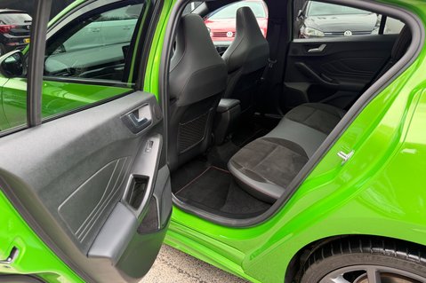 Ford Focus ST -PAN ROOF -PARKING/PERFORMANCE/ASSIST PACKS -HUD -B&O - MEAN GREEN 34