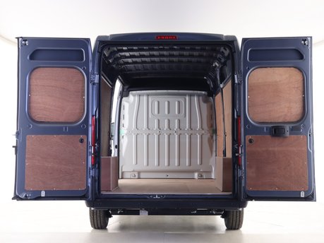 Peugeot Boxer 2.2 BlueHDi L3H2 Professional Van 140ps 4