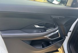 Jaguar E-Pace R-DYNAMIC SE 29