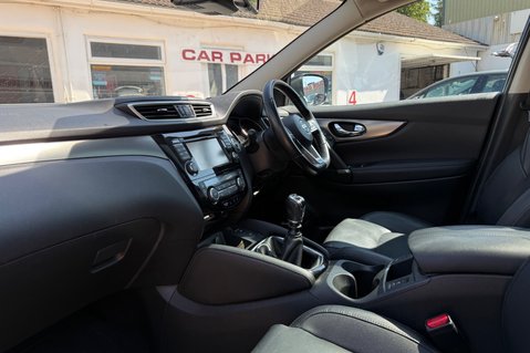 Nissan Qashqai TEKNA DIG-T.. 6 SERVICES.. GLASS ROOF.BOSE.CRUISE CONTROL  38