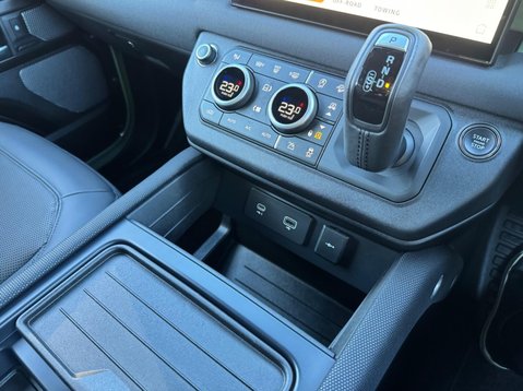 Land Rover Defender 75TH LIMITED EDITION 14