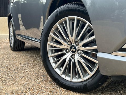 Mitsubishi Outlander PHEV EXCEED 18