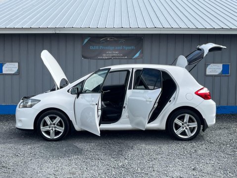 Toyota Auris 1.6 V-Matic SR Euro 5 5dr 14