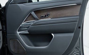 Land Rover Range Rover P460e Autobiography LWB 26