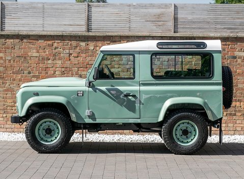 Land Rover Defender 90 Heritage 2
