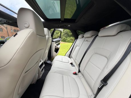 Jaguar F-Pace R-DYNAMIC HSE BLACK 90TH ANNIVERSARY EDITION 30