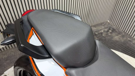 KTM Duke 2016 INCREDIBLY CLEAN LONG MOT ONLY 1K AKRAPOVIC 29