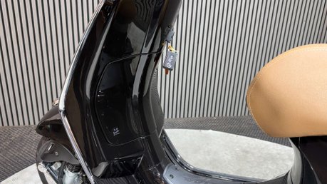 Piaggio Vespa Primavera 2021 ONLY 612 MILES NEW MOT SERVICED 50CC AUTO 31
