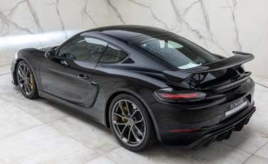 Porsche Cayman GT4 (718) 12