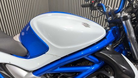 Suzuki Gladius 650 2010 ONLY 26K SV650 MOTOR MOT 08/27 SERVICED A2 650CC 37