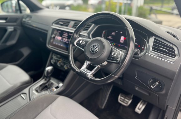 Volkswagen Tiguan R-LINE TECH 2.0 TDI 4MOTION DSG AUTO 16