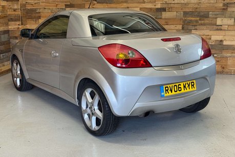 Vauxhall Tigra 1.4i 16v Exclusiv Convertible 2dr Petrol Manual (a/c) (146 g/km, 89 bhp) 34