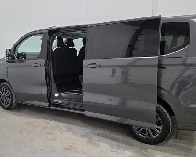 Ford Tourneo Custom Tourneo Custom 320 L2 Diesel FWD 2.0 EcoBlue 136ps H1 Titanium 9 Seater