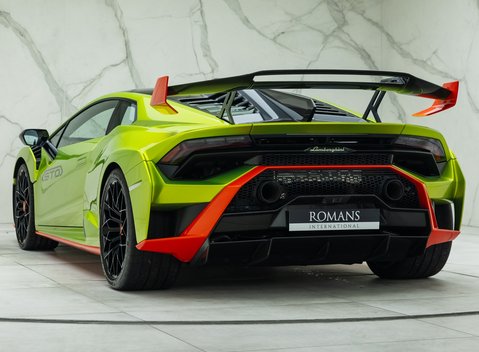 Lamborghini Huracan STO 12