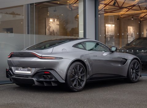 Aston Martin V8 Vantage 4