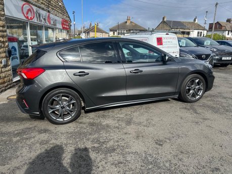 Ford Focus ST-LINE EDITION MHEV 8