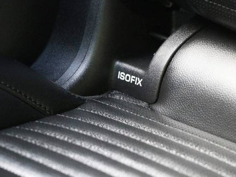 HSE Manual folding rear seating for used Discovery 5 Commercial: Genuine Land Rover seats with ISOFIX (2017+ model) in leather, fitted 2