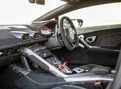 Lamborghini Huracan LP640-4 Performante 14