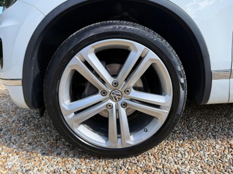 Volkswagen Touareg 3.0 TDI V6 BlueMotion Tech R-Line Plus SUV 5dr Diesel Tiptronic 4WD Euro 6 15