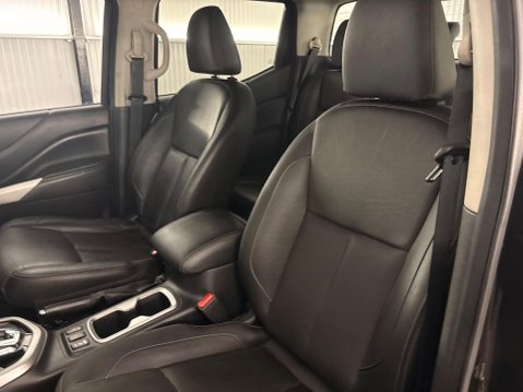 Nissan Navara 2.3 dCi Tekna Auto 4WD Euro 6 4dr 9