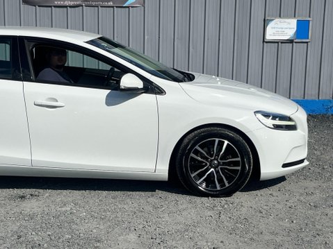 Volvo V40 2.0 T2 GPF Momentum Nav Plus Euro 6 (s/s) 5dr 21