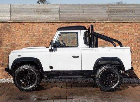Land Rover Defender 90 Bowler Edition 2