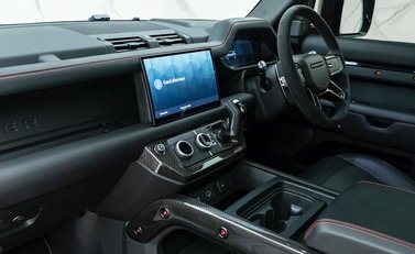 Land Rover Defender 110 V8 P525 URBAN XRS 19