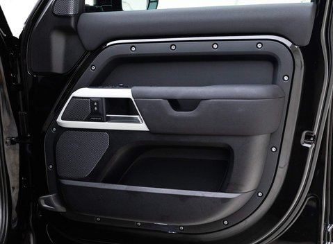 Land Rover Defender SE 17