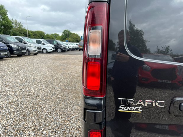 Renault Trafic Crew Cab SWB L1H1 Sport SL27 Air Con Alloys Nav Se 25