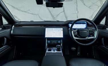 Land Rover Range Rover P510e SV 22