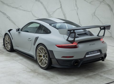 Porsche 911 GT2 RS (991) 12