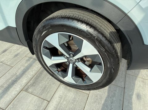 Volvo XC40 2.0 B4 MHEV Plus Dark DCT Auto Euro 6 (s/s) 5dr 7