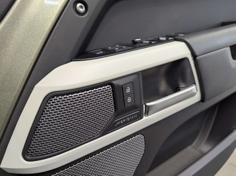 Land Rover Defender 2.0 Defender SE Auto 4WD 5dr 43