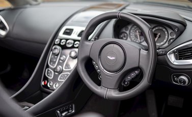 Aston Martin Vanquish Volante 13