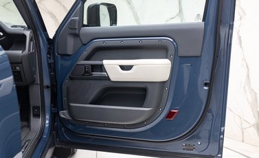 Land Rover Defender 90 D300 X-DYNAMIC HSE 43