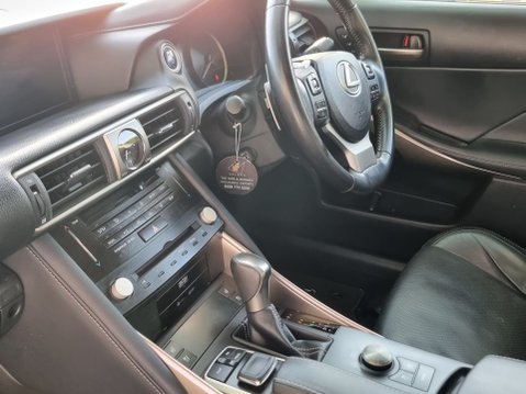 Lexus Is 300H PREMIER 39