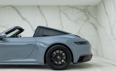 Porsche 911 Targa 4 GTS (992) 39