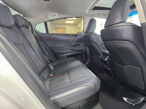 Lexus Es 2.5 300h Takumi E-CVT Euro 6 (s/s) 4dr 68